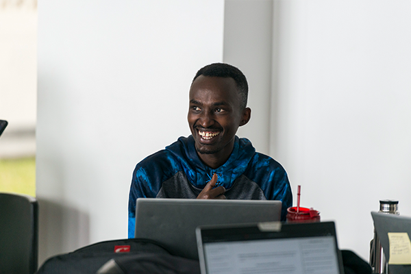 Étudiant souriant