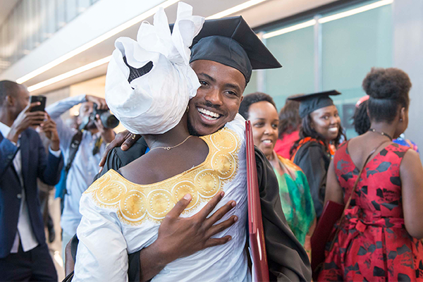 Étudiants s’étreignant lors d’une remise de diplômes